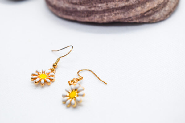 Daisy Love Pairs Earring - Image 2